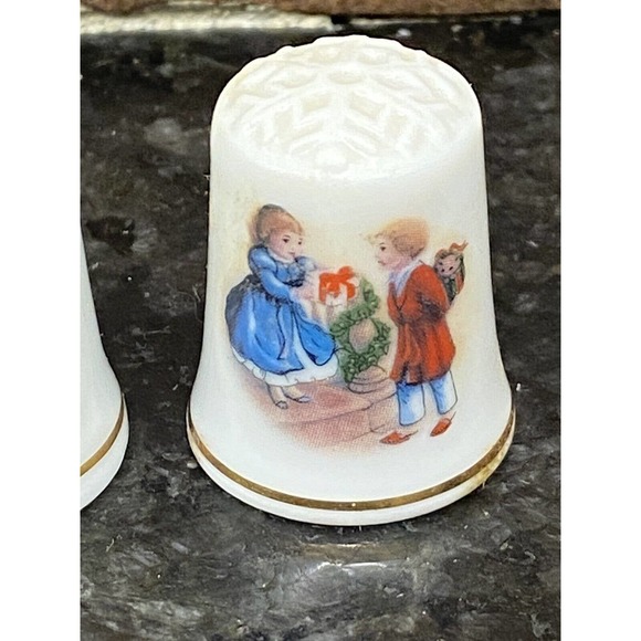 Avon Accents Vtg Avon Christmas Thimbles Set Dated 982 1984